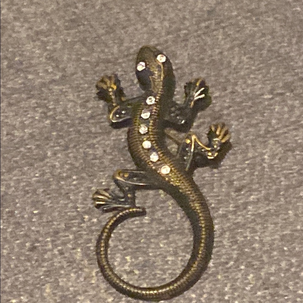 Elegant Black and Gold Lizard Brooch